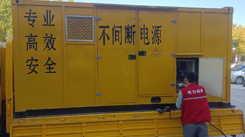 潘集柴油发电机组和UPS电源配合使用时，如何避免切换过程中的电力中断？